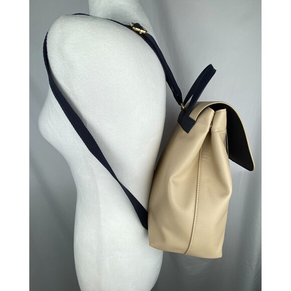 Tommy Hilfiger Chloe II Flap Backpack Fawn/White Greige/Tommy Navy Vegan - Picture 6 of 13